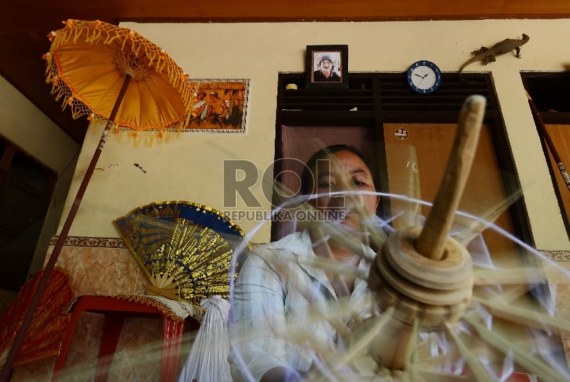   Perajin menyelesaikan proses pembuatan payung adat di Sentra Ukiran UMKM di Klungkung, Bali, (ilustrasi).