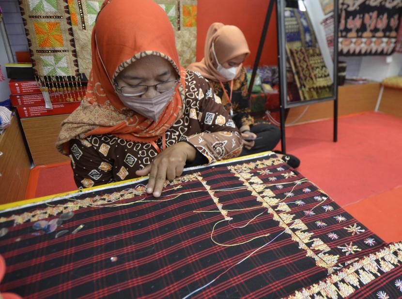 Perajin menyulam kain tapis Lampung (ilustrasi). Pemerintah Kota Bandarlampung menyebutkan pembangunan Sentra Industri Kecil Menengah (IKM), yang berada di Kelurahan Beringin Jaya, Kecamatan, Kemiling, merupakan salah satu upaya mempromosikan dan mengembangkan kerajinan kain tapis di sana.