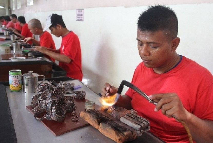 Perajin perak di Kotagede, Yogyakarta.