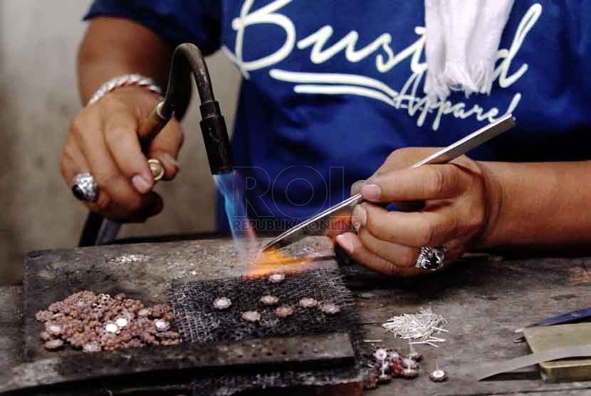  Perajin perak membuat perhiasan berbahan perak di Ubud, Bali, Jumat (10/10).(Republika/ Yasin Habibi)