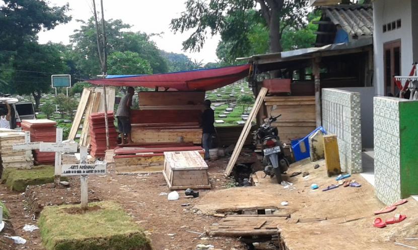 Perajin peti mati di TPU Pondok Kelapa, Jakarta Timur.