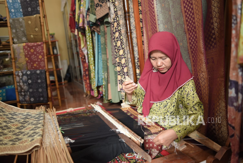 Perajin songket asal Palembang