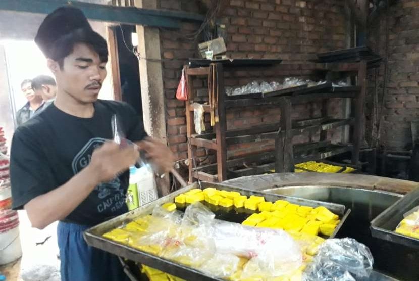 Perajin tahu terdampak pelemahan rupiah terhadap dolar AS yakni meningkatnya harga kedelai. Tampak perajin tengah menjalankan produksi pembuatan tahu di Kelurahan/Kecamatan Karangtengah, Kota Sukabumi Rabu (6/9).