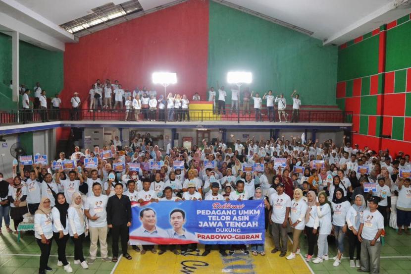 Perajin telur asing menggelar deklarasi mendukung duet Prabowo-Gibran di Brebes, Jawa Tengah, Ahad (13/11/2023).