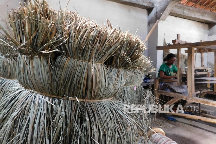 Perajin tikar mendong menganyam tikar dengan alat tradisional, di Kelurahan Setianegara, Kecamatan Cibeureum, Kota Tasikmalaya,