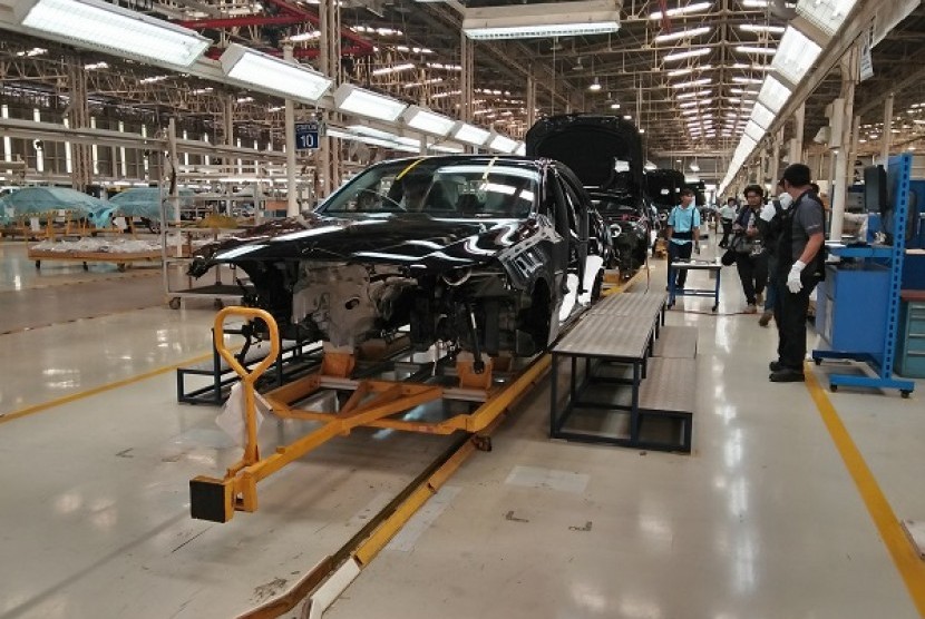 Perakitan New E-Class di pabrik Mercedes-Benz di Indonesia.