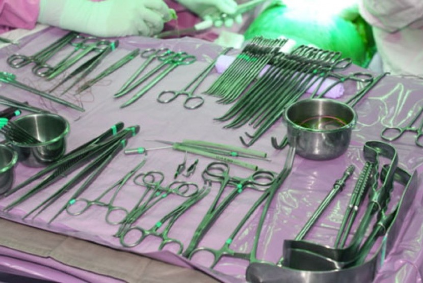 Peralatan bedah saat operasi (Ilustrasi)