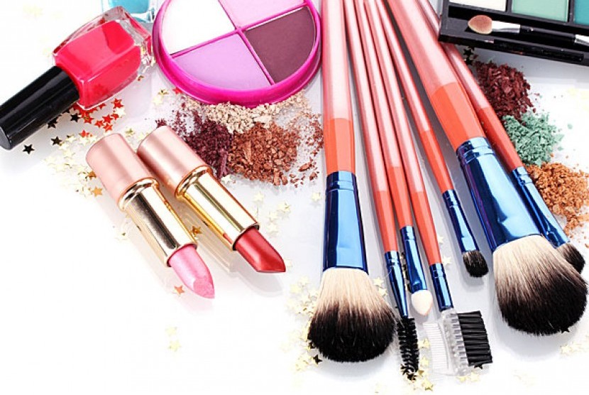 Alat-alat aplikasi, salah satunya yang kerap digunakan adalah brush make up, berperan penting dalam proses rias.