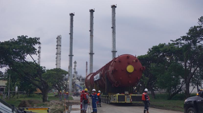 Peralatan Pressure Vessel Preflash Column dan Preflash Condenser Drum untuk Proyek Refinery Development Master Plant (RDMP), tiba di Kilang Balongan.