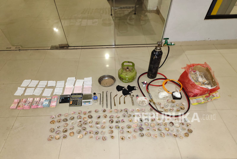 Peralatan yang digunakan para penambang emas ilegal