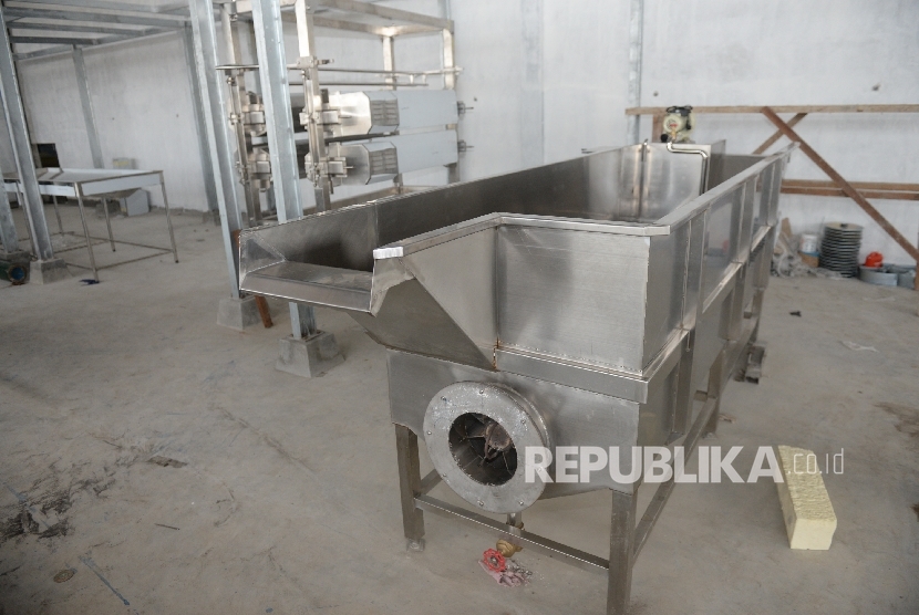  Peralatan yang dipasang saat pembangunan rumah potong hewan unggas (RPHU) di Juwana, Pati, Jawa Tengah, Kamis (1/6).