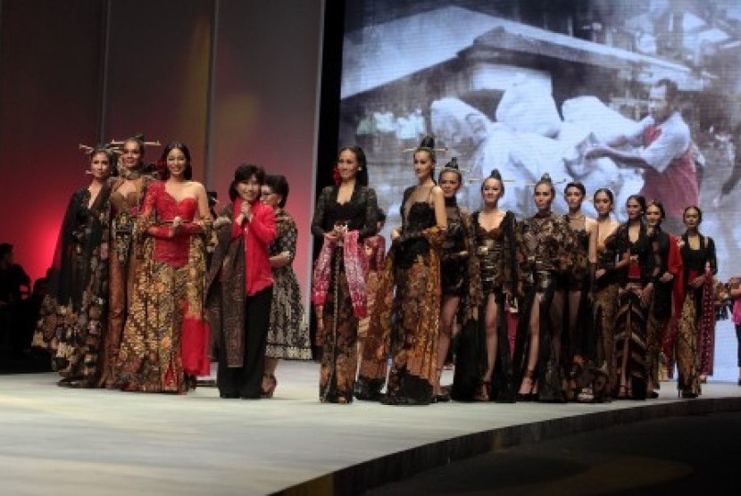 Perancang busana Anne Avantie (tengah) bersama sejumlah model membawakan busana rancangannya dalam Indonesia Fashion Week 2015, Ahad (1/3). Koleksi tersebut bertajuk Pasar Klewer Riwajatmoe Kini.