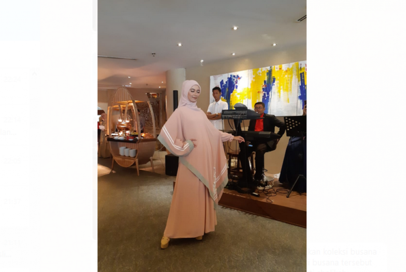 Perancang busana muslim asal Solo, Tuty Adib, menampilkan koleksi busana terbaru edisi Ramadhan dan Idul Fitri 1440H/2019. Koleksi busana tersebut diperagakan di The Sunan Hotel Solo, Selasa (23/4).