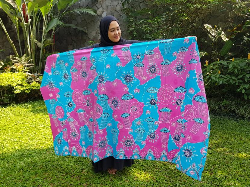 Perancang busana Muslim, Indriya R Dani meluncurkan karya terbarunya,  IRD batik motif “Pesona Covid-19 Endorphin” 