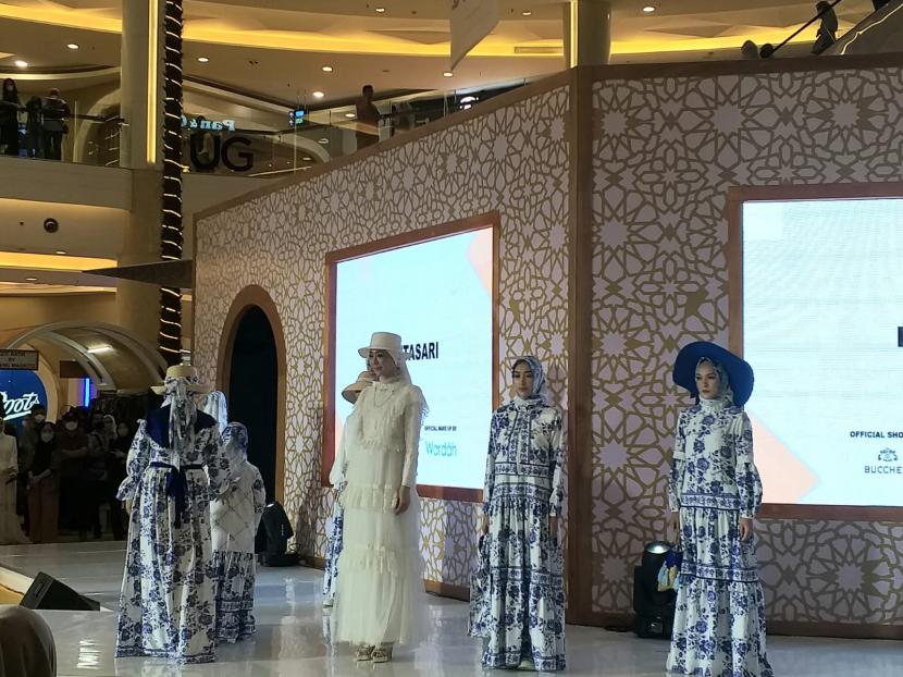 Perancang busana Novitasari memamerkan koleksi Raya di panggung Ramadhan Runway 2022, di Kota Kasablanka, Sabtu (23/4).
