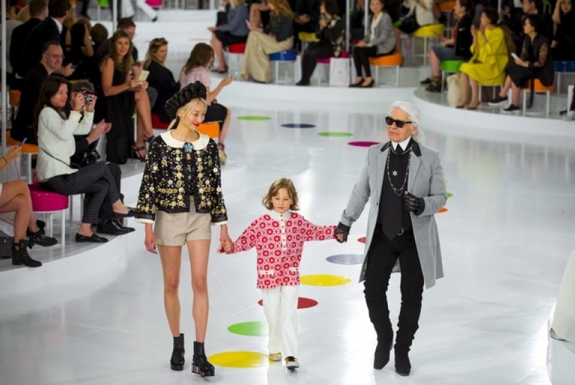 Perancang Chanel Karl Lagerfeld berjalan bersama model usai rangkaian koleksi terbaru Chanel yang terinspirasi pakaian tradisional Korea diperlihatkan di Seoul (4/5).