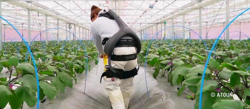  Perangkat bantu Exoskeleton membuat manusia bisa sekuat robot ketika mengangkat dan membawa barang berat. 