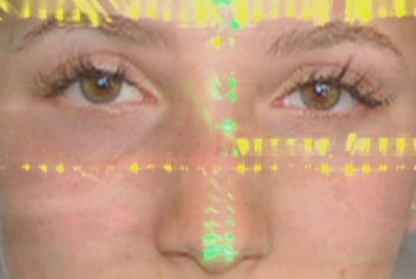 Peranti lunak pemindai wajah dapat mengidentifikasi karakter wajah paling unik dari seseorang yang dikenal dengan istilah sidik wajah atau 'face print'.