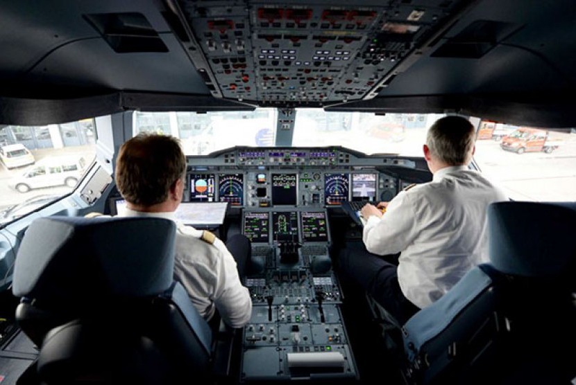 Peraturan sekarang menghendaki adanya dua orang untuk tetap berada di kokpit sepanjang penerbangan.