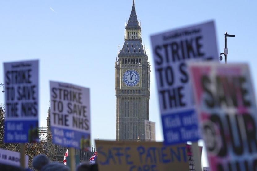 Perawat berpartisipasi dalam protes di luar Rumah Sakit St. Thomas di London, Kamis, 15 Desember 2022. Perawat di Inggris, Wales, dan Irlandia melakukan pemogokan terbesar dalam sejarah Royal College of Nursing (RCN). Hingga 100.000 anggota akan keluar di 65 organisasi NHS.