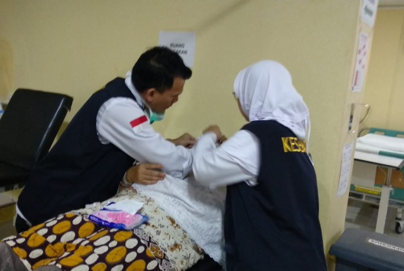 Perawat di KKHI Madinah tengah melayani jamaah yang mengalami trauma mata akibat terkena panas, Kamis (19/7)