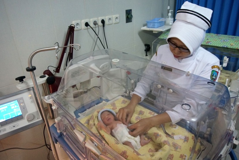 Perawat melakukan perawatan bayi yang baru lahir bertepatan dengan tahun kabisat, Senin (29/2).