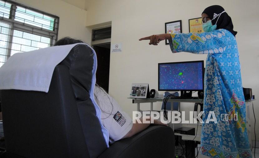 Perawat memberikan penjelasan kepada pasien rehabilitasi kejiwaan di ruang neuro psikiatri, Rumah Sakit Marzoeki Mahdi, Kota Bogor, Jawa Barat. (ilustrasi)