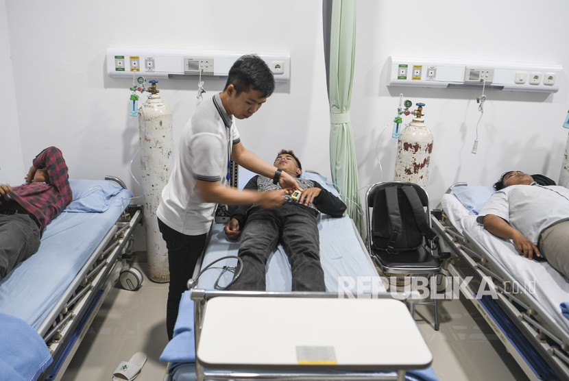 Perawat memeriksa pasien yang menjalani perawatan di Rumah Oksigen RSUD Doris Sylvanus, Palangka Raya, Kalimantan Tengah, Rabu (18/09/2019). 