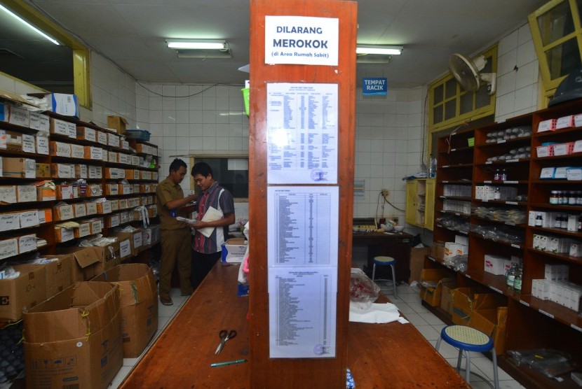 Perawat memeriksa perlengkapan obat yang tersedia di gudang farmasi Rumah Sakit Umum Daerah (RSUD) Soekardjo Kota Tasikmalaya, Jawa Barat, Selasa (17/1). 