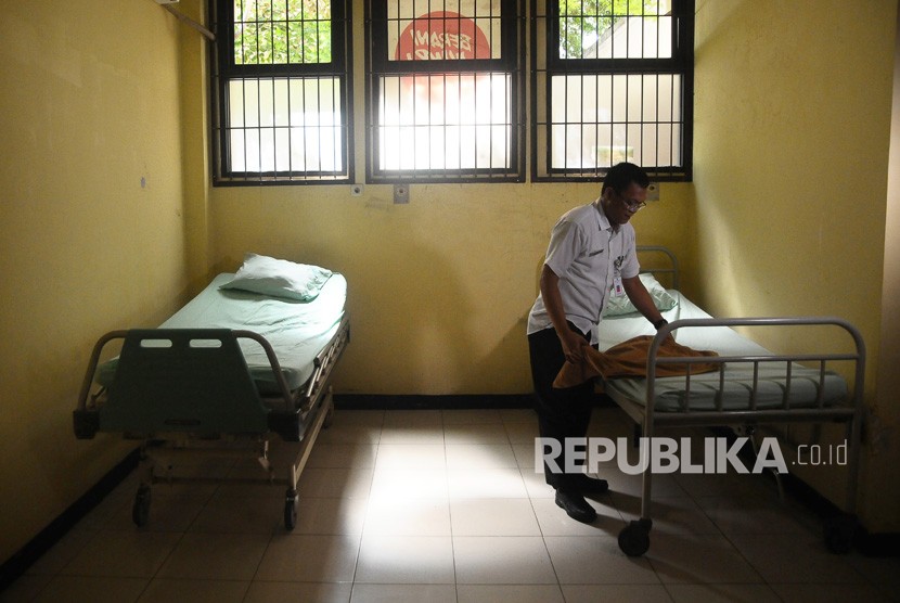 Perawat menata ruangan untuk calon pasien caleg yang mengalami depresi di Rumah Sakit Loekmono Hadi, Kudus, Jawa Tengah, Jumat (22/3/2019).