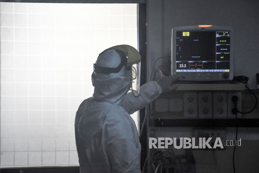 Perawat mengenakan pakaian alat pelindung diri (APD) di Ruang Isolasi Infeksi Khusus (RIIK) untuk wabah Virus Corona, di Rumah Sakit Hasan Sadikin (RSHS), Kota Bandung.