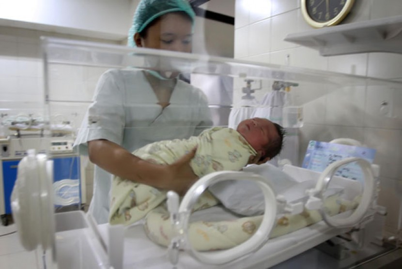 Perawat menggendong bayi yang baru lahir (ilustrasi). Di Amerika Serikat, tren mengonsumsi dan mengawetkan plasenta kembali marak.