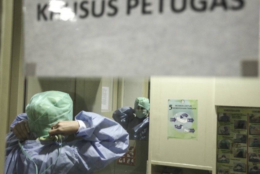 Perawat mengunakan baju steril saat akan melakukan pemeriksaan terhadap pasien yang diduga terkena virus 'Difteri' di RSPI Sulianti Saroso, Jakarta, Jumat (8/12). 