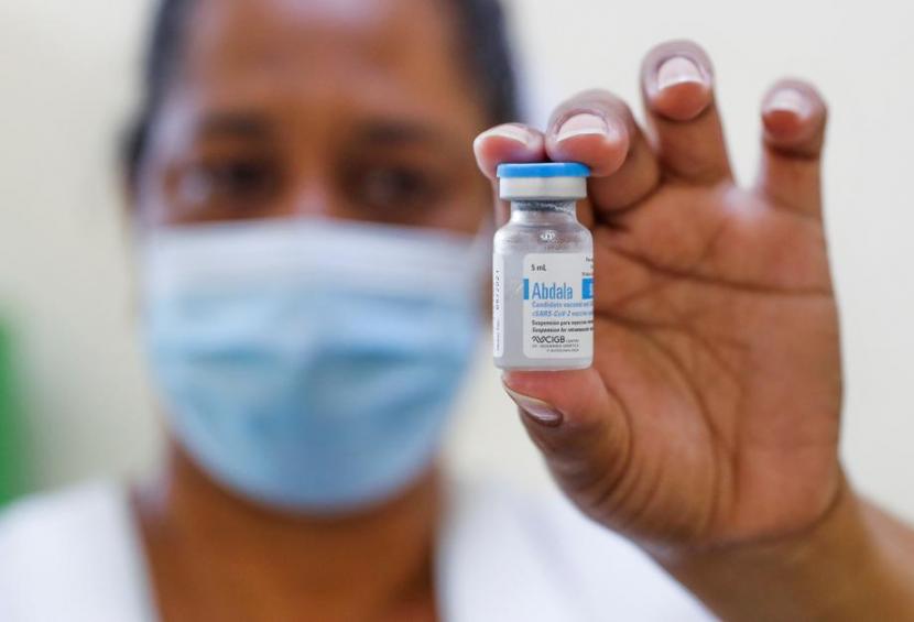  Perawat menyiapkan vaksin Covid-19 produksi Kuba, Abdala, untuk penyuntikan di Havana, Kuba. 