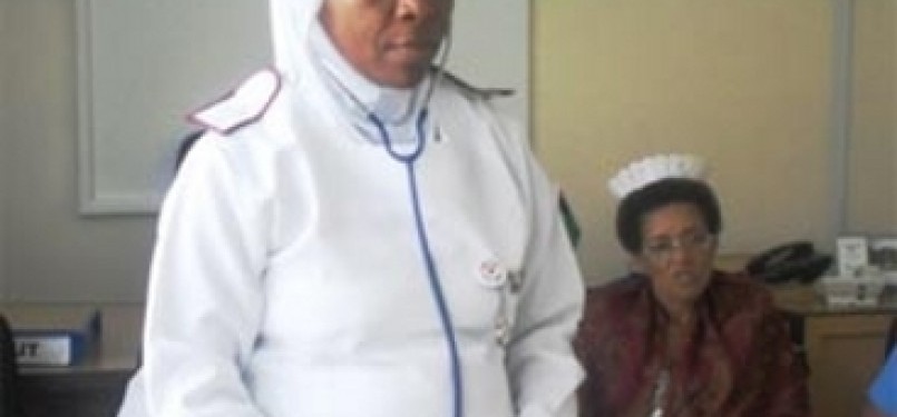 Perawat Muslim Malawi mengenakan jilbab saat bertugas