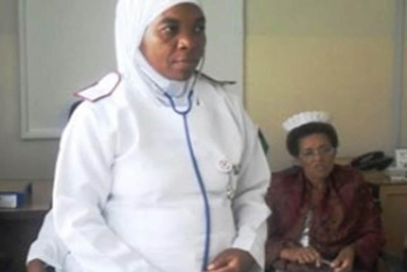 [ilustrasi] Perawat Muslim Malawi Mengenakan Jilbab Saat Bertugas