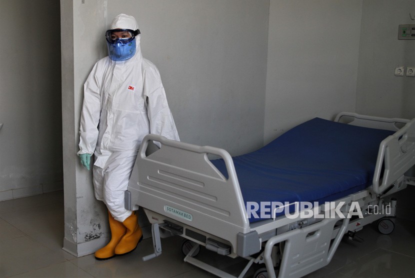 Perawat rumah sakit Bahteramas Kendari mengenakan pakaian pengaman di ruang isolasi khusus untuk pasien yang terinfeksi Virus Corona, Kendari, Sulawesi Tenggara, Selasa (28/1/2020).