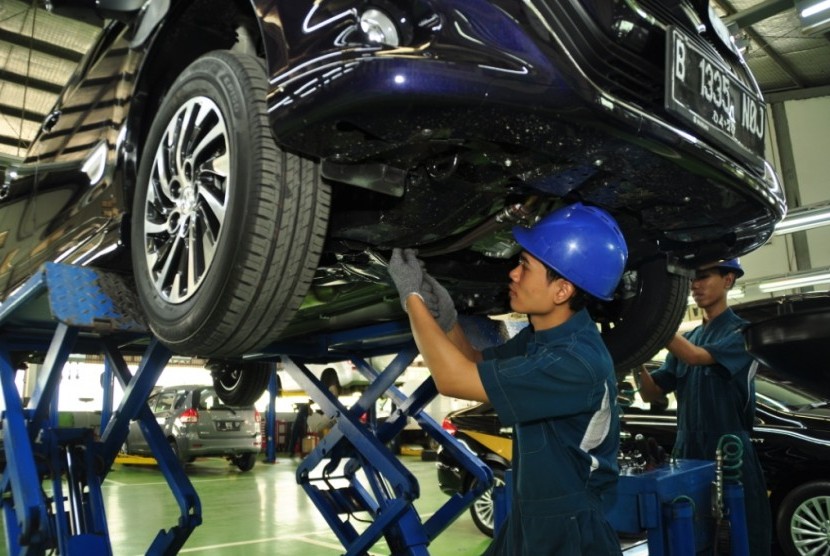 Perawatan kendaraan di bengkel Suzuki (ilustrasi). PT Suzuki Indomobil Sales (SIS) kembali menghadirkan program Bengkel Siaga Mudik guna memberikan pelayanan ekstra kepada para pengguna kendaraan Suzuki selama perjalanan mudik lebaran 2023.