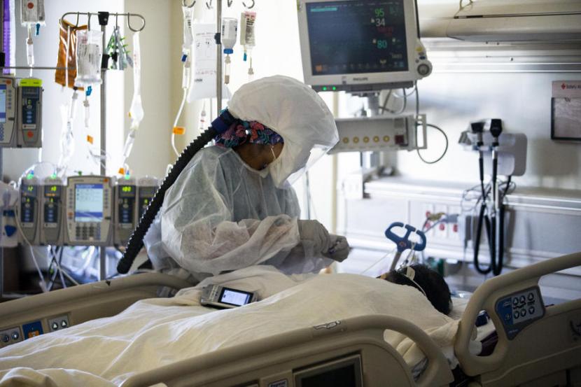 Perawatan pasien Covid-19 di ICU Sharp Chula Vista Medical Center, California, Amerika Serikat. Dua rumah sakit di Montana dan satu di Idaho, AS mendapat ancaman dari keluarga pasien karena tidak meresepkan ivermectin untuk pasien Covid-19.