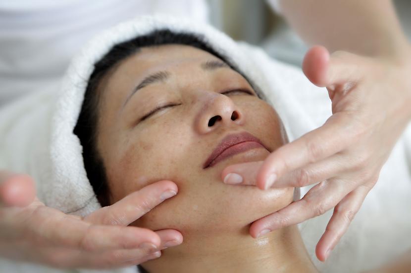 Perawatan wajah (ilustrasi). Perawatan kulit yang dilakukan di rumah juga bisa dibarengi dengan perawatan di klinik kecantikan guna hasil yang lebih maksimal. 