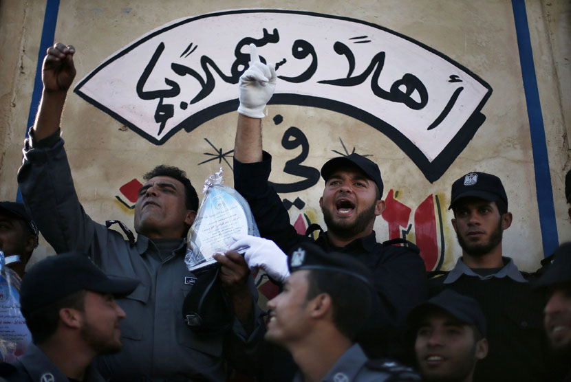  Perayaan anggota polisi Hamas yang baru diwisuda sebagai pasukan keamanan Palestina di kota Gaza,Senin (17/12).  (Reuters/Suhaib Salem)