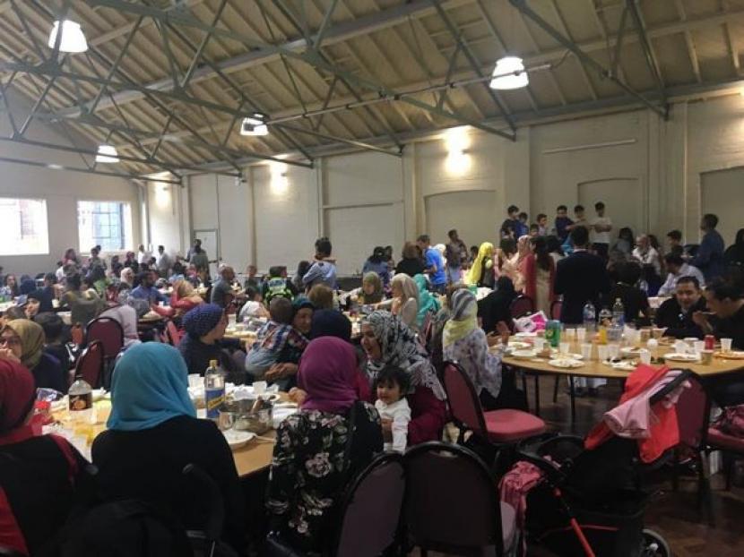 Perayaan buka puasa bersama (iftar) komunitas Muslim di Inggris.