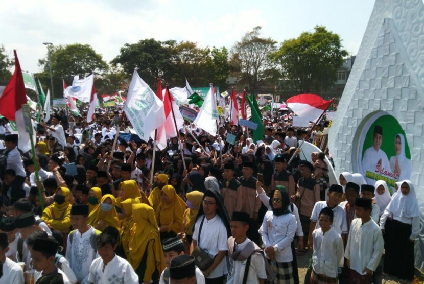 Perayaan hari santri nasional di Lapang Dadaha, Kota Tasikmalaya, Selasa (22/10).