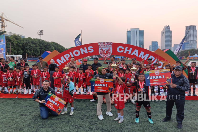 Perayaan juara Seri Nasional Durava Liga Anak Indonesia By Inaspro 2025 di Pancoran Soccer Field, Jakarta, Jumat (4/7/2025). 