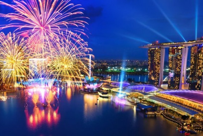 Perayaan tahun baru di Marina Bay, Singapura.