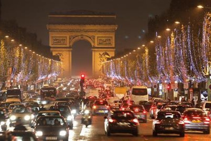 Perayaan tradisional malam tahun baru di Champs-Elysées, Paris, Prancis akan menjadi acara besar pertama yang disetujui pemerintah sejak adanya pemberlakukan status darurat pada November lalu. 