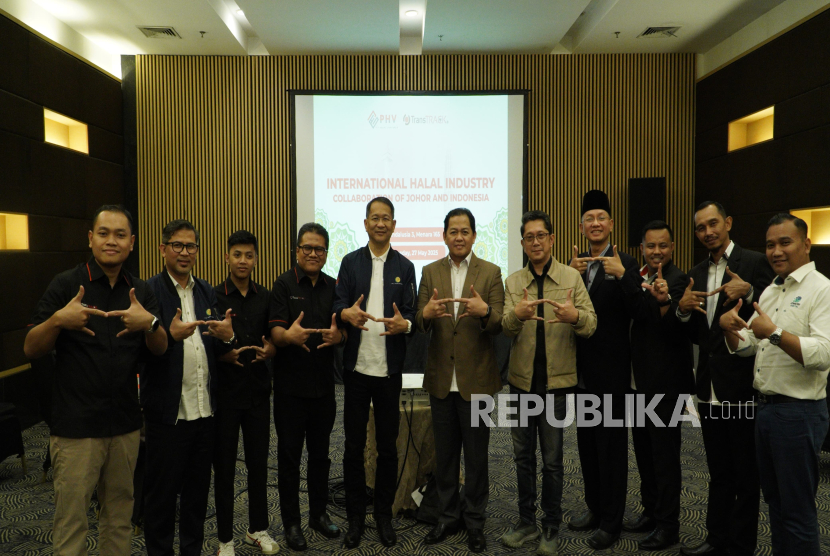 Perbadanan Islam Johor (PIJ) Halal Ventures dan TransTRACK menyelenggarakan Focus Group Discussion (FGD) bertajuk “Kolaborasi Industri Halal Internasional – Johor dan Indonesia”dihadiri oleh perwakilan Badan Penyelenggara Jaminan Produk Halal (BPJPH), Komite Nasional Ekonomi dan Keuangan Syariah (KNEKS), serta ESQ Halal Center di Jakarta, Selasa (27/5/2025). 