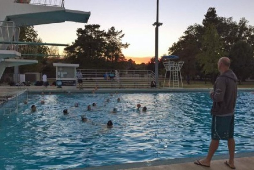 Perbaikan besar gagal untuk menghentikan kebocoran air puluhan ribu liter per hari di Kolam Renang Olimpiade Canberra. 