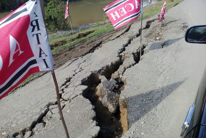 Perbaikan di jalan-jalan Kabupaten Pidie Jaya terus dilakukan, Selasa (20/12).