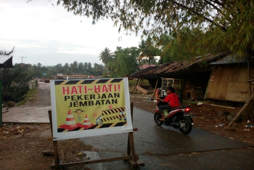 Perbaikan di jalan-jalan Kabupaten Pidie Jaya terus dilakukan, Selasa (20/12).